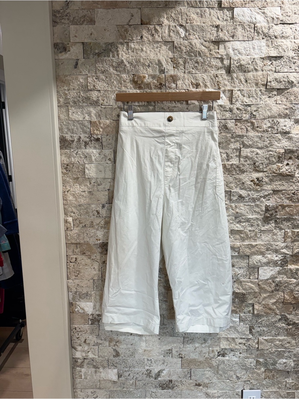 White Wide-Leg converted Bermuda size 4 X with two pockets at the front